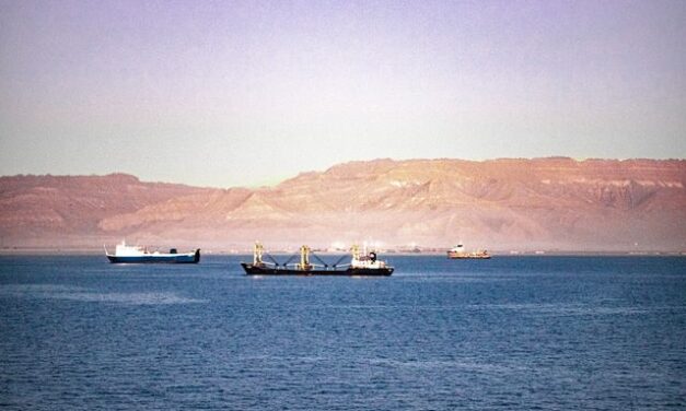 Trump Orders Federal Backstop for Gulf Ships, Raises Navy Escort Plan for Strait of Hormuz