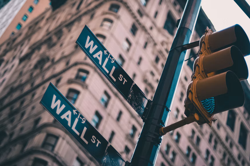Wall Street Stocks Remain Nearly Flat as Investors Weigh Corporate Earnings